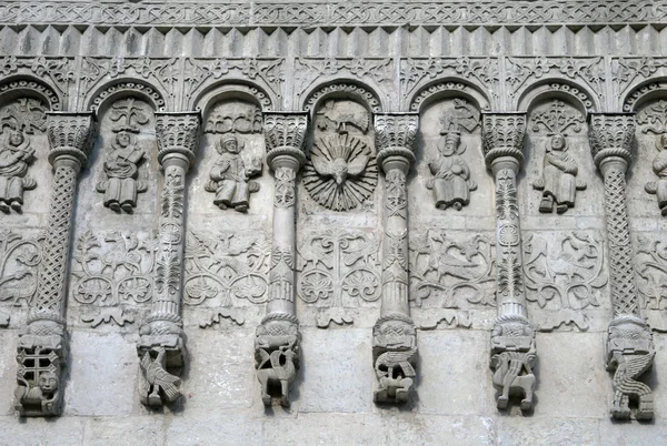 VLADIMIR, RUSSIA - APRIL 18, 2009: Stone carving. St Demetrius Cathedral (1193-1197). Unique monument of white-stone architecture — Stock Photo, Image