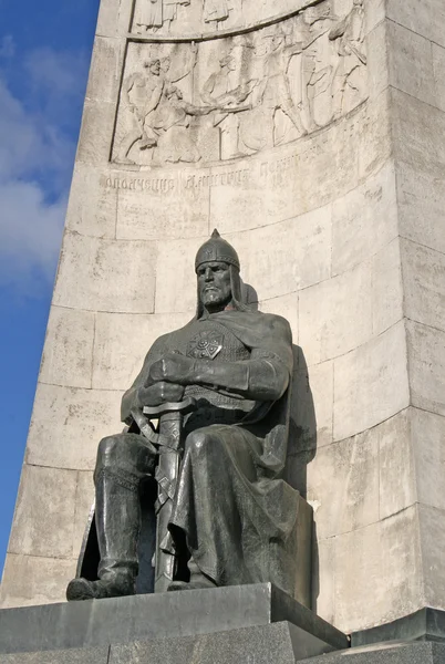 VLADIMIR, RÚSSIA - 18 de abril de 2009: Monumento em homenagem ao 850 aniversário da fundação da cidade, estátua do antigo guerreiro — Fotografia de Stock