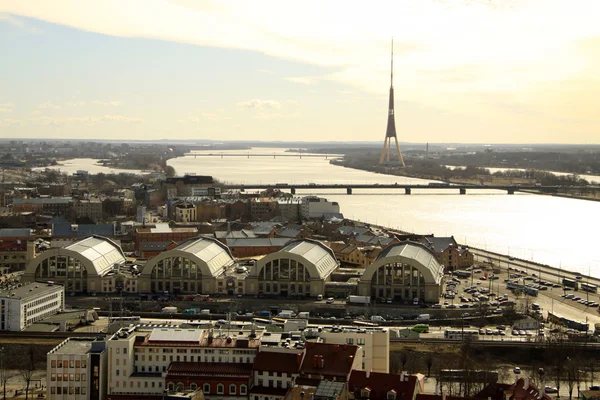 Vista aérea de Riga, rio Daugava e Riga Rádio e TV Torre ao pôr-do-sol da Igreja de São Pedro, Riga, Letónia — Fotografia de Stock