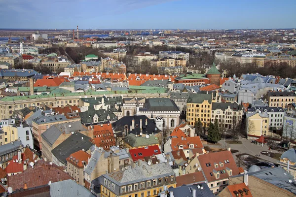 Luftaufnahme des Rigaer Zentrums von der Peterskirche, Riga, Lettland — Stockfoto