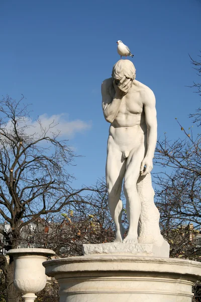 该隐雕像在杜伊勒里宫的花园里。巴黎，法国 — 图库照片