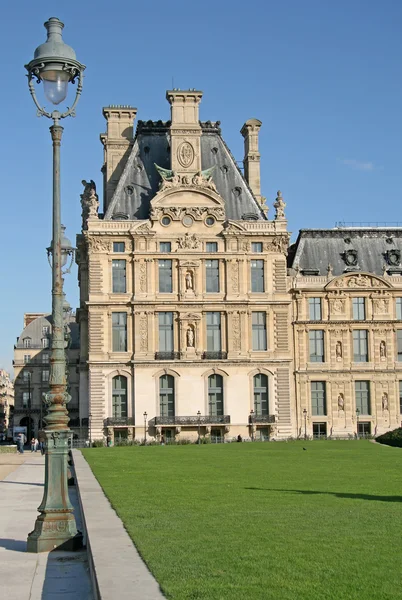 Das gebäude der dekorativen kunstbibliothek in der nähe von tuileries garden, paris, france — Stockfoto