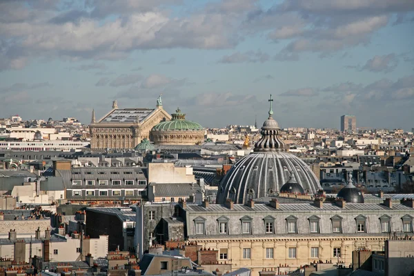 Panoramiczny widok na Paryż z diabelskim. Opera Garnier jest po lewej stronie w odległości i Kościół Wniebowzięcia po prawej stronie — Zdjęcie stockowe