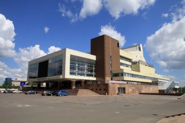 Krasnoyarsk, Rusya - 16 Temmuz 2013: 1983 yılında inşa edilmiş konser salonu (Filarmoni Orkestrası) Binası.