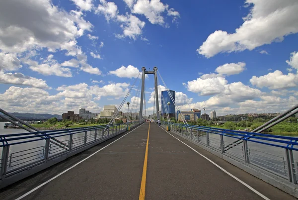 KRASNOYARSK, RÚSSIA - 16 de julho de 2013: Ponte pedestre sobre o Yenisei para a ilha de Tatyshev — Fotografia de Stock