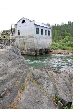 Sibirya, Rusya - 11 Haziran 2012: Eski Hidroelektrik Santrali Rusya Federasyonu Altay dağlarında Chemal nehrinde