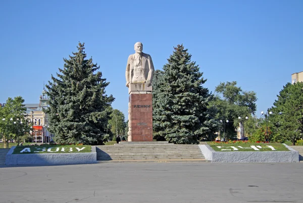 Азовське, Російська Федерація - 28 серпня 2011: Монумент Леніну на Петровської площі в Азовському — стокове фото