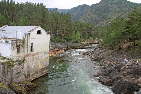 俄罗斯西伯利亚-2012 年 6 月 11 日: 老水电站在俄罗斯阿尔泰山脉切马尔河 — 图库照片