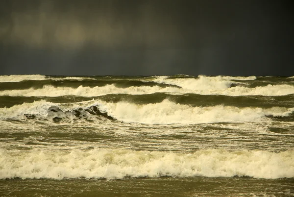 Κύματα της Βαλτικής Θάλασσας στο Κουρωνικό φτύσιμο, περιφέρεια του Καλίνινγκραντ, Ρωσία — Φωτογραφία Αρχείου