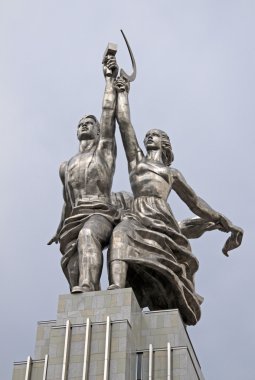 Moskova, Rusya - 10 Haziran 2010: Rabochiy ben Kolkhoznitsa (işçi ve Kolhoz kadın) heykeli Moskova'da. 1937 Dünya Fuarı Paris için tarafından Vera Mukhina heykel yapıldı