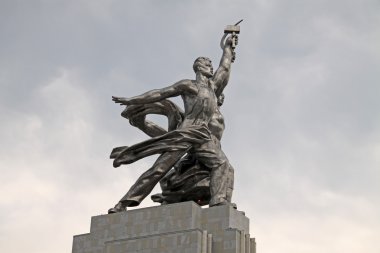 Moskova, Rusya - 10 Haziran 2010: Rabochiy ben Kolkhoznitsa (işçi ve Kolhoz kadın) heykeli Moskova'da. 1937 Dünya Fuarı Paris için tarafından Vera Mukhina heykel yapıldı