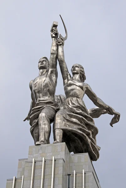 MOSCÚ, RUSIA - 10 DE JUNIO DE 2010: Estatua de Rabochiy i Kolkhoznitsa (Trabajadora y Koljóz) en Moscú. La escultura fue realizada por Vera Mukhina para la Feria Mundial de 1937 en París — Foto de Stock