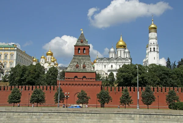 Moskova Kremlin ve Kremlin dolgu, görüntülemek Moskva (Moskova) nehirden, Moskova, Rusya Federasyonu — Stok fotoğraf