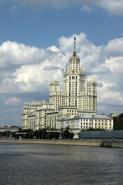 Moskova, Rusya - 11 Haziran 2010: Konut Yapı Kotelnicheskaya setin Moskova'da, "yüksek katlı binalar", Stalin tarzı mimarisi üzerinde. Moskova (Moskova) Nehri görüntülemek — Stok fotoğraf