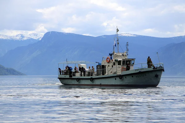 ALTAI, RÚSSIA - JUNHO 13, 2013: Um barco turístico no Lago Teletskoye, montanhas de Altai — Fotografia de Stock
