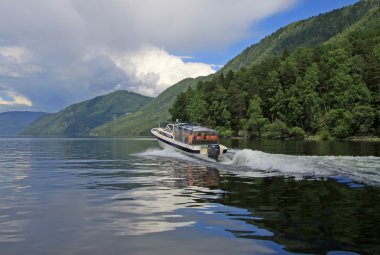 Altay, Rusya - 13 Haziran 2013: Powerboat Teletskoye Gölü, Altay Dağları