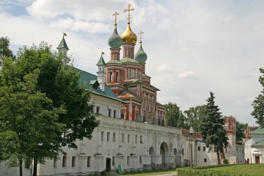 Moskova, Rusya - Temmuz 27, 2009: Ortodoks katedrali Novodevichy Manastırı, Moskova Güney kapısı üzerinde kutsal bakire koruma
