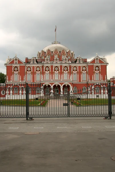 MOSCÚ, RUSIA - Petrovsky palacio itinerante, neogótica arquitectura de ladrillo rojo — Foto de Stock