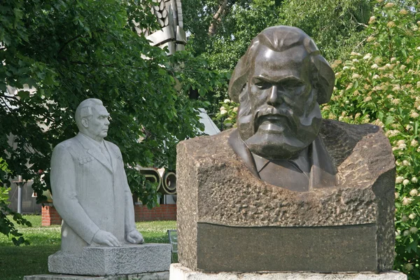 Moskau, russland - 13. juni 2009: alte skulpturen von karl marx und leonid breschnew im muzeon art park (gefallener denkmalpark) in moskau — Stockfoto