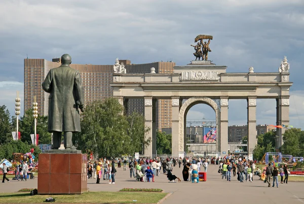 MOSCÚ, RUSIA - 04 DE JULIO DE 2009: La entrada principal al Centro de Exposiciones VDNKh (VVC), Moscú, Rusia . — Foto de Stock