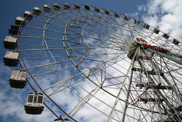 MOSCOW, RUSSIA- JULY 04, 2019 Ferris Wheel near VDNKh (All-Russia Exhibition Centre). VDNKh is a permanent exhibition center in Moscow, Russia — Stock Photo, Image