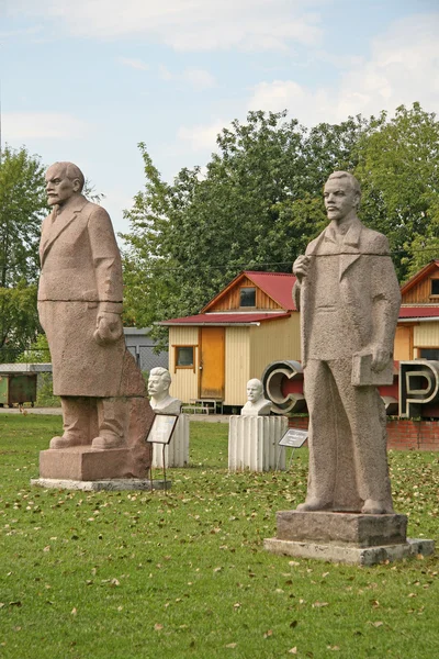 Moskau, russland - 2. august 2008: alte skulpturen von Wladimir lenin im muzeon art park (gefallener denkmalpark) in moskau — Stockfoto