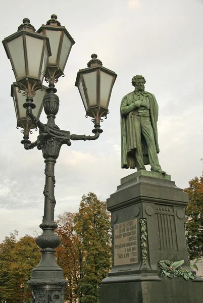 Monumento al poeta russo Alexander Pushkin in Piazza Pushkin, Mosca, Russia — Foto Stock