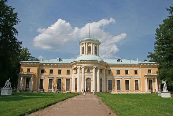 RÉGION DE MOSCOU, RUSSIE - 12 JUILLET 2009 : Musée-Propriété Arkhangelskoye (XVIIIe siècle) situé à environ 20 kilomètres à l'ouest de Moscou — Photo