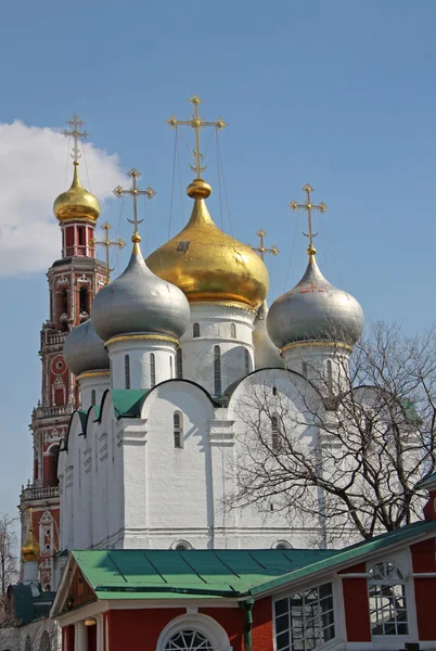 МОСКВА, РОССИЯ - 24 апреля 2011 года: Смоленский собор и колокольня Новодевичьего монастыря, Москва — стоковое фото