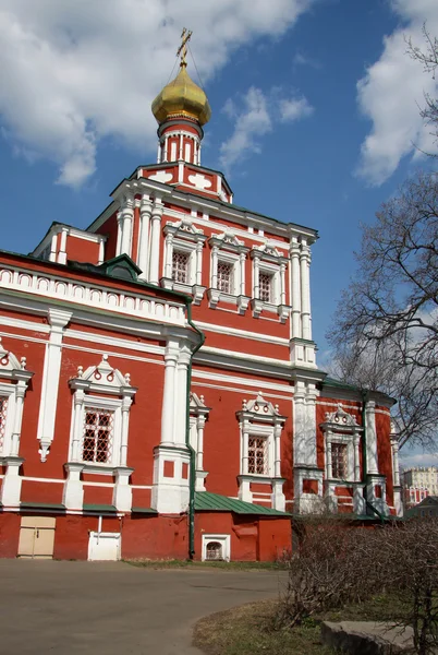 MOSCA, RUSSIA - 24 APRILE 2004: Statua del Cavaliere nel Convento di Novodevichy, Mosca — Foto Stock