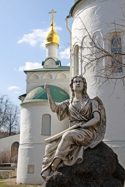 MOSCOW, RUSSIA - APRIL 24, 2004: Statue of the knight in Novodevichy Convent, Moscow — Stock Photo, Image