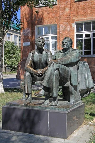 TAGANROG, RUSSIA - 27 AGOSTO 2011: Scultura del primo cosmonauta Yuri Gagarin e del famoso ingegnere missilistico Sergey Korolev — Foto Stock