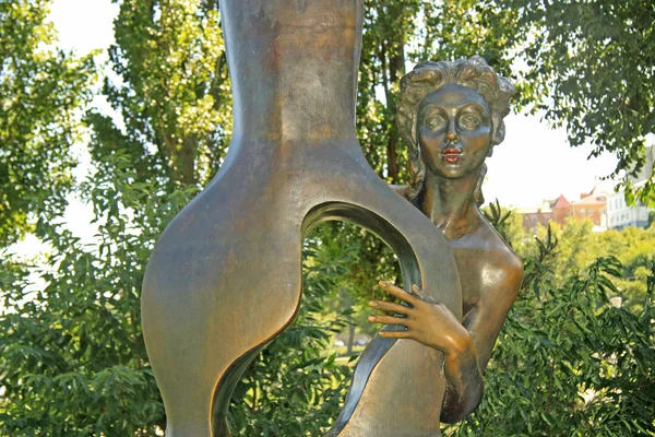 TAGANROG, RUSSIA - AUGUST 27, 2011: Sculpture "Romance with contrabass" , based on the story by Anton Chekhov with the same name — Stock Photo, Image