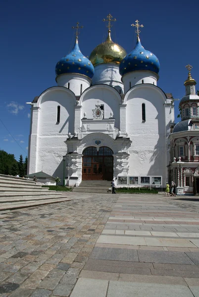 REGIONE MOSCA, SERGIYEV POSAD, RUSSIA - 31 MAGGIO 2009: Trinità Lavra di San Sergio - il più grande monastero maschile ortodosso in Russia. Cattedrale dell'Assunzione, XVI secolo — Foto Stock