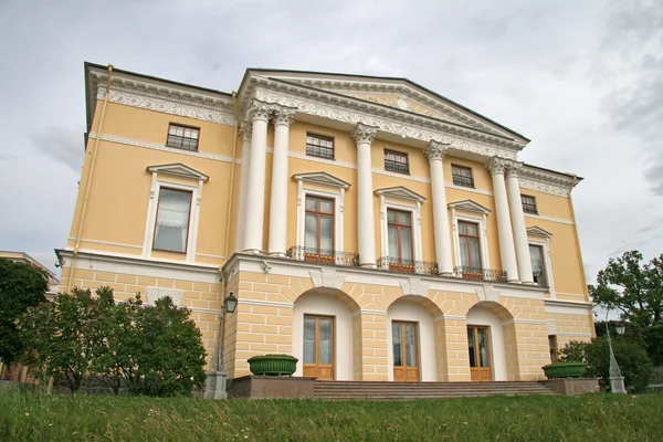 Palácio de Pavlovsk, residência imperial russa do século XVIII construída por Paulo I da Rússia em Pavlovsk, perto de São Petersburgo — Fotografia de Stock