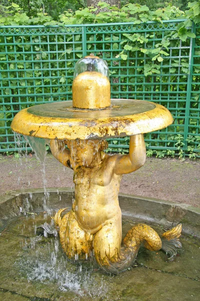 PETERHOF, RUSIA - 24 de junio de 2008: Fuente Tritón con campana en los Jardines Inferiores de Peterhof. San Petersburgo, Rusia — Foto de Stock