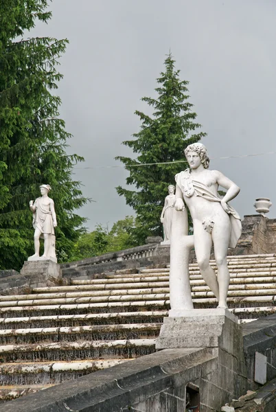 Sculture sulla cascata Golden Mountain a Peterhof. San Pietroburgo, Russia — Foto Stock