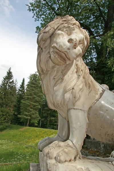 Leone nel parco del palazzo Pavlovsk, Pavlovsk, Russia — Foto Stock