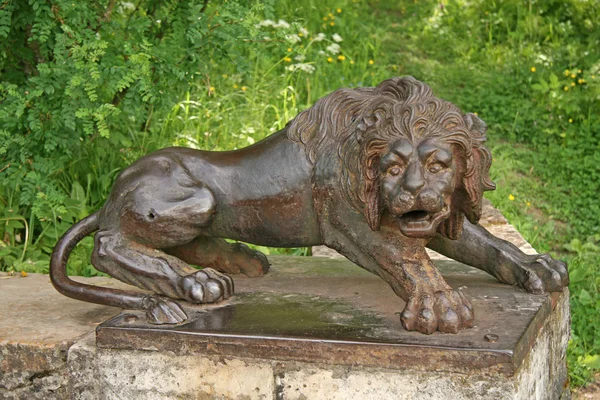 Lion de fer aux grands escaliers en pierre dans le parc du palais de Pavlovsk. Pavlovsk, Russie — Photo