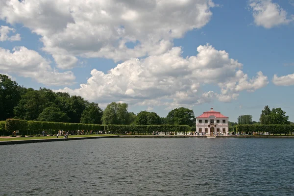 PETERHOF, RÚSSIA - JUNHO 27, 2008: Palácio Marli em Petergof Lower Park perto de uma lagoa — Fotografia de Stock