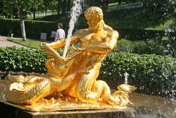 PETERHOF, RÚSSIA - 27 de julho de 2008: Triton fountain in Lower park, Peterhof, Rússia — Fotografia de Stock