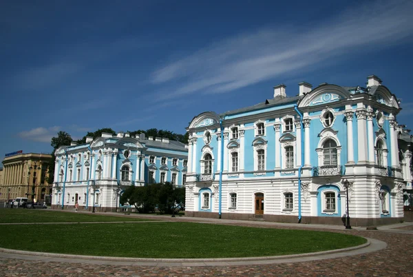 St. Petersburg, Rusland - 18 juli 2009: Front gebouwen van het Smolny-klooster in blauw-witte kleuren in Sint-Petersburg, Rusland. — Stockfoto