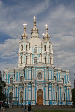 St. Petersburg, Rusya - 27 Haziran 2008: Smolny katedral İtalyan mimar Francesco Bartolomeo Rastrelli 748-1763 yılında tarafından oluşturulmuş. Manastır Smolny katedral.