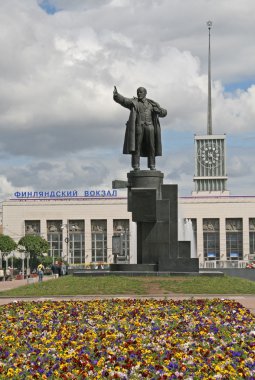 St. Petersburg, Rusya - Haziran 22, 2008: Saint Petersburg Finlyandsky tren istasyonu önünde Lenin heykeli