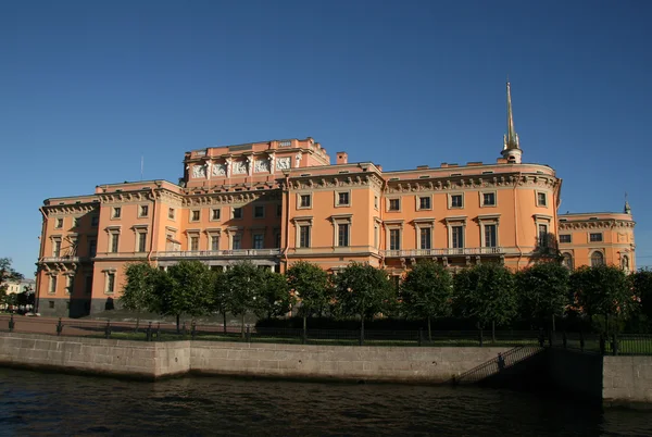 St. Petersburg, Rusland - 18 juli 2009: Noordelijke gevel van de St. Michael kasteel (of Mikhailovski Castle of Engineers kasteel) van de Moika rivier — Stockfoto