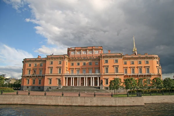 ST. PETERSBURG, RUSIA - 26 DE JUNIO DE 2008: Fachada norte del Castillo de San Miguel (o Castillo de Mikhailovsky o Castillo de Ingenieros) desde el río Moika — Foto de Stock