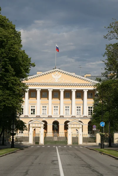 ST. PETERSBURG, RÚSSIA - 27 de julho de 2008: Fachada do instituto Smolny, agora é a residência do governador de São Petersburgo — Fotografia de Stock