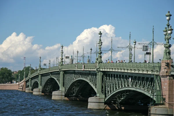 St. Petersburg, Rusland - 18 juli 2009: Trinity Bridge in Sint-Petersburg — Stockfoto