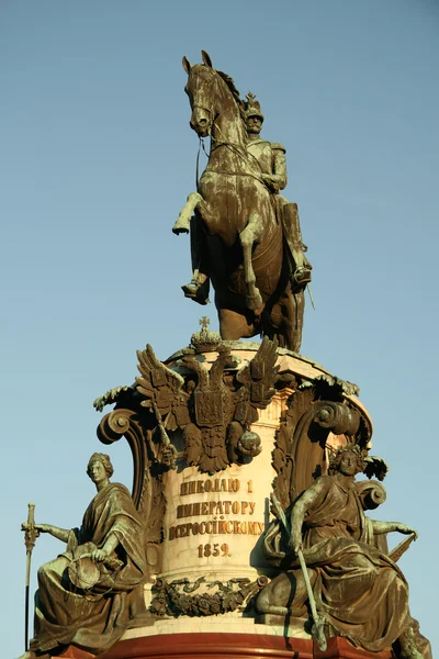 S. PETERSBURGO, RUSSIA - 18 LUGLIO 2009: Monumento all'Imperatore Nicola I vicino alla Cattedrale di Sant'Isacco, San Pietroburgo, Russia — Foto Stock