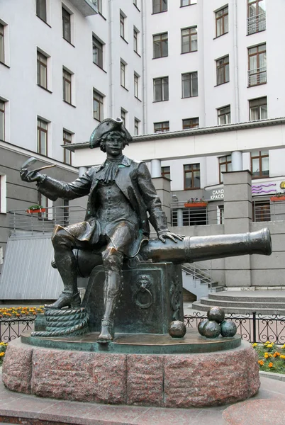 ST. PETERSBURG, RUSSIE - 28 JUIN 2008 : Monument au bombardier Vasily Korchmin sur l'île Vassilievski de Saint-Pétersbourg — Photo